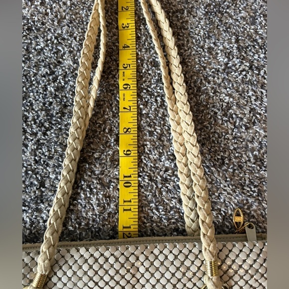 5/$25 Vintage ivory and gold chain mail shoulder purse - Picture 4 of 9